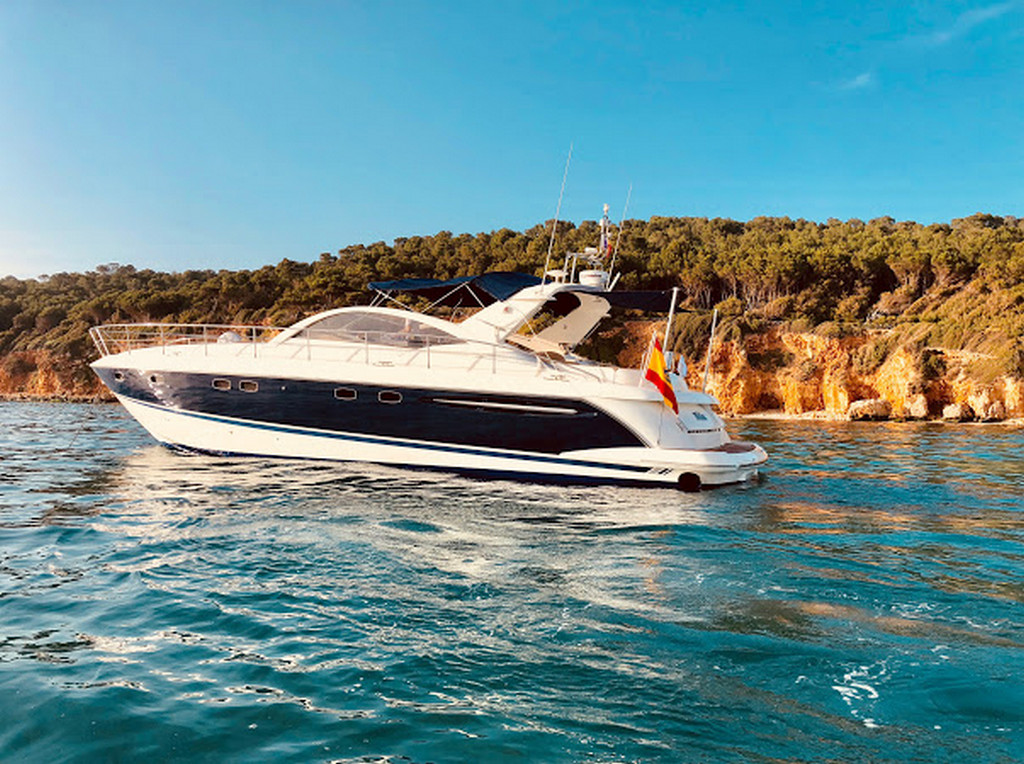 Barco de motor EN CHARTER, de la marca Fairline modelo Targa 52 y del año 2006, disponible en Marina Mahón Mahón Menorca España