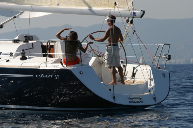 Barco de vela EN CHARTER, de la marca Elan modelo 37 Performance y del año 2005, disponible en Real Club Náutico de Vigo Vigo Pontevedra España