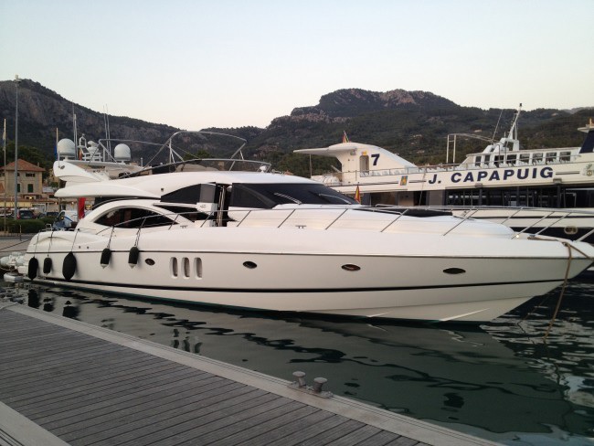 Power boat FOR CHARTER, year 2003 brand Sunseeker and model Manhattan 74, available in Real Club Náutico de Palma Palma Mallorca España