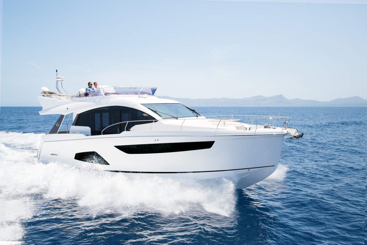 Barco de motor EN CHARTER, de la marca Sealine modelo F 530 y del año 2017, disponible en Puerto Deportivo Marina Internacional Torrevieja Alicante España
