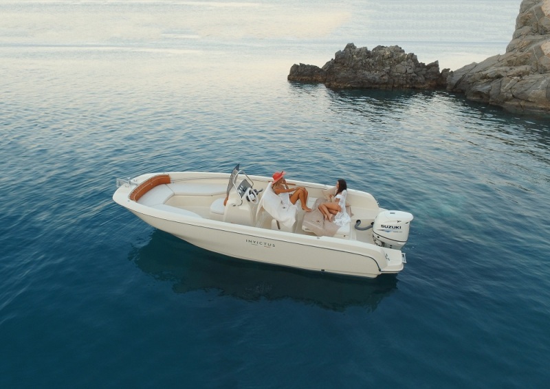 Barco de motor EN CHARTER, de la marca Invictus modelo FX-190 y del año 2016, disponible en Puerto Deportivo Marina Salinas Torrevieja Alicante España