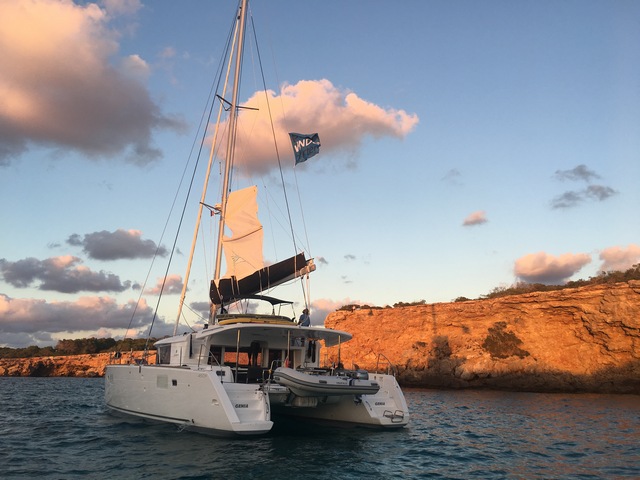 Catamarán EN CHARTER, de la marca Lagoon modelo 450 y del año 2018, disponible en Port de Sant Antoni de Portmany San Antonio Abad Ibiza España