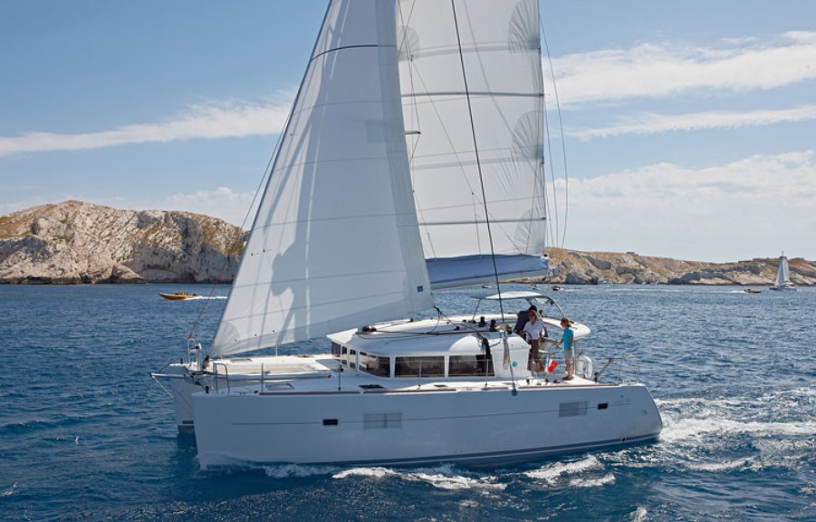 Catamarán EN CHARTER, de la marca Lagoon modelo 400 S2 y del año 2015, disponible en Denia Denia Alicante España