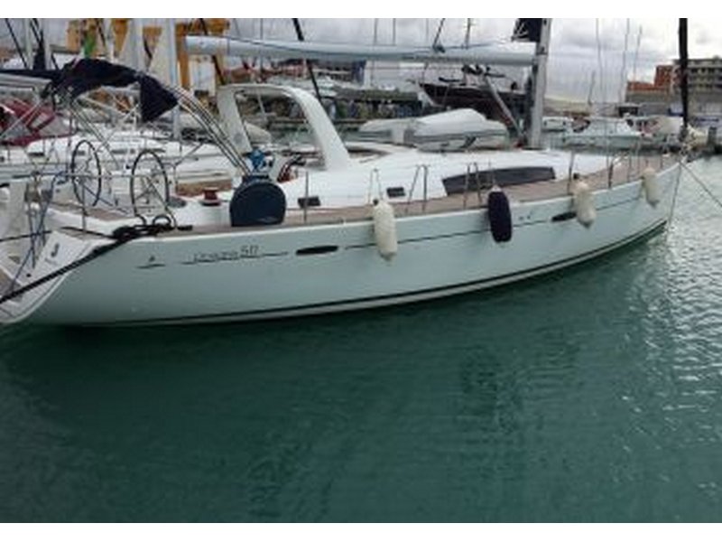 Barco de vela EN CHARTER, de la marca Beneteau modelo Oceanis 50 Family y del año 2012, disponible en Castiglioncello  Toscana Italia