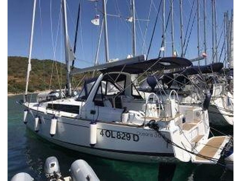 Barco de vela EN CHARTER, de la marca Beneteau modelo Oceanis 38 y del año 2017, disponible en Castiglioncello  Toscana Italia