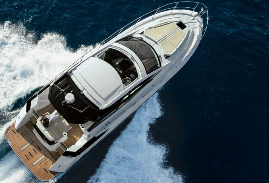 Barco de motor EN CHARTER, de la marca Beneteau modelo Gran Turismo 40 y del año 2017, disponible en Marina Mahón Mahón Menorca España