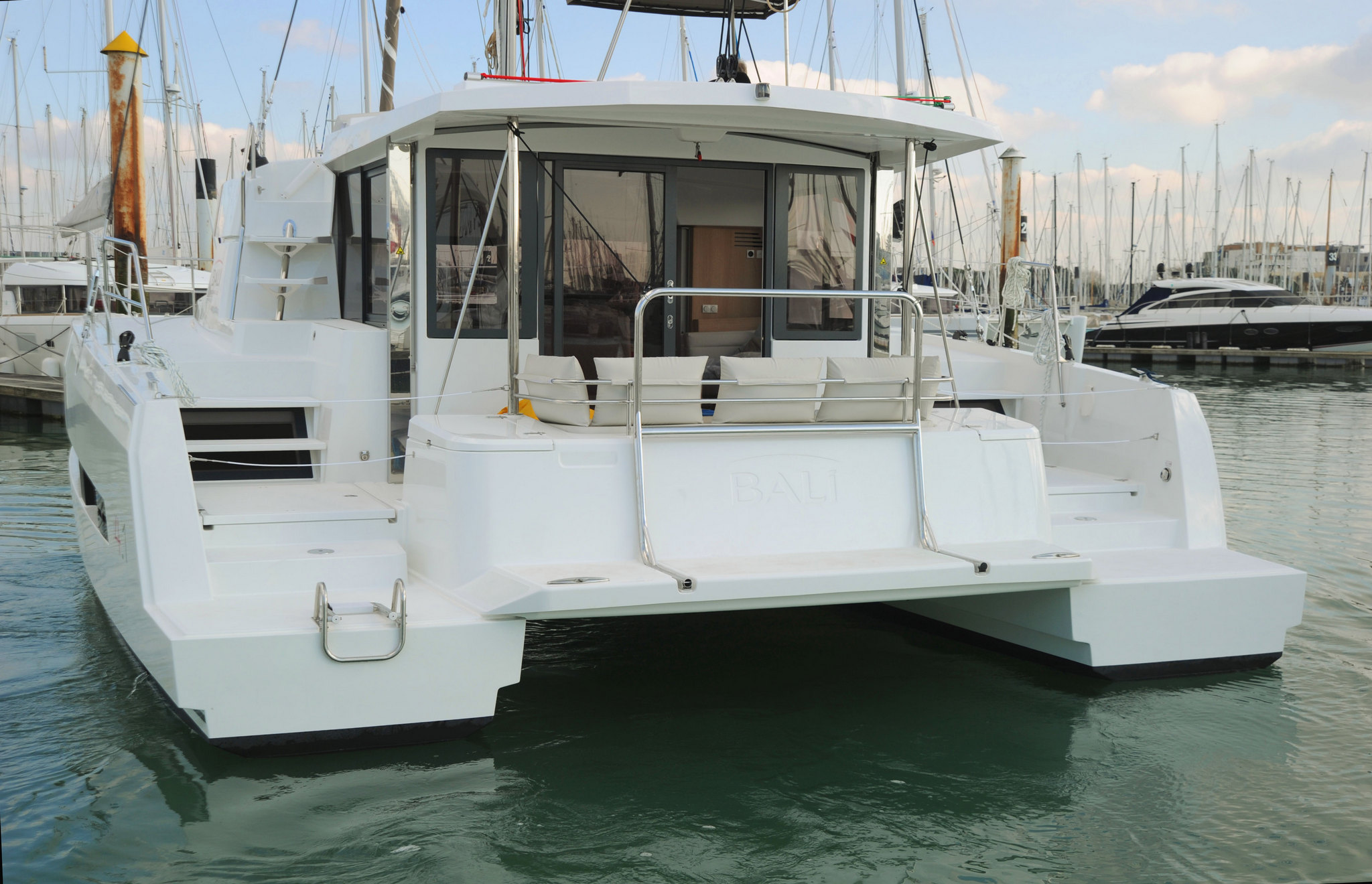 Catamarán EN CHARTER, de la marca Bali Catamaran modelo 4.1 y del año 2018, disponible en Marina Port de Mallorca Palma Mallorca España