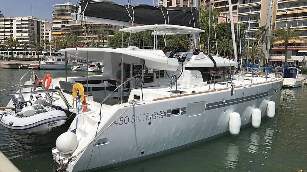 Catamarán EN CHARTER, de la marca Lagoon modelo 450S y del año 2017, disponible en Club Náutico el Arenal Llucmajor Mallorca España