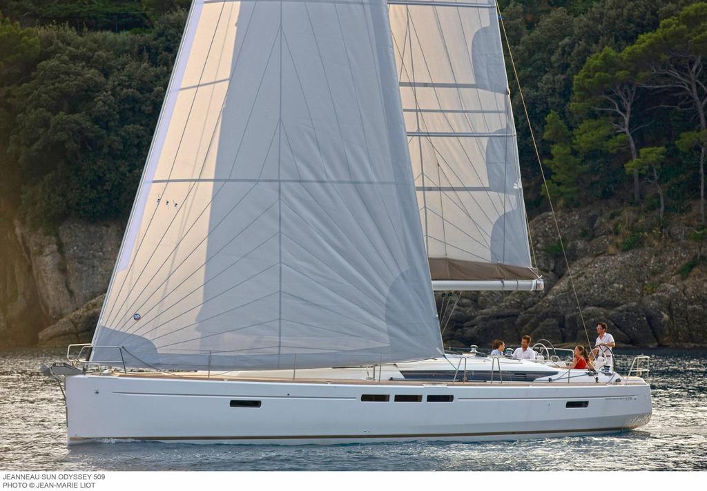 Barco de vela EN CHARTER, de la marca Jeanneau modelo Sun Odyssey 519 y del año 2016, disponible en Marina de Denia Denia Alicante España