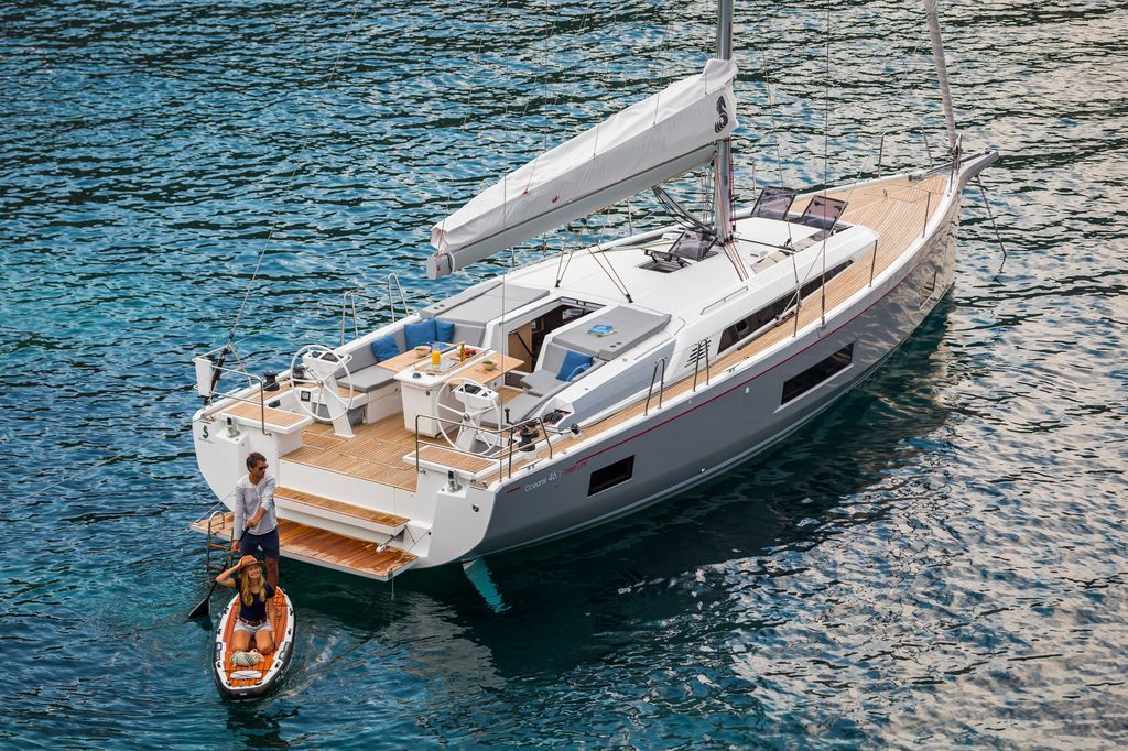 Barco de vela EN CHARTER, de la marca Beneteau modelo Oceanis 461 y del año 2019, disponible en Alimos Marina  Attiki Grecia