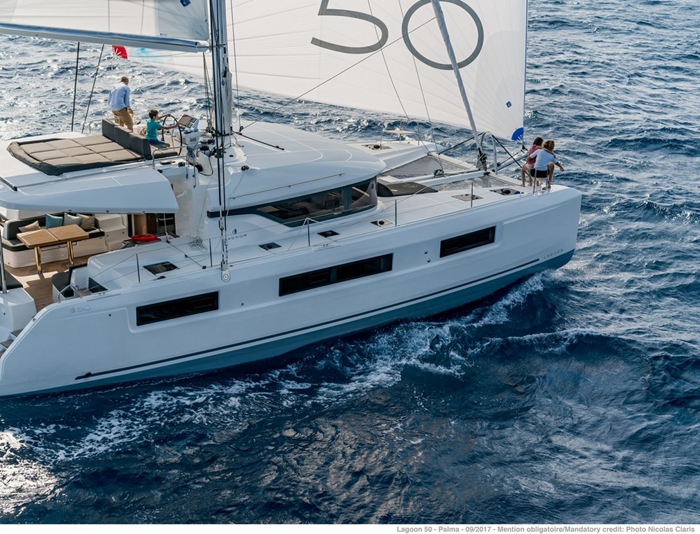 Catamarán EN CHARTER, de la marca Lagoon modelo 50 y del año 2018, disponible en Alimos Marina  Attiki Grecia