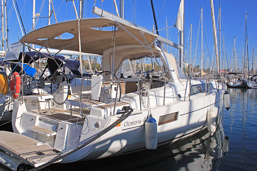 Barco de vela EN CHARTER, de la marca Beneteau modelo Oceanis 41.1 y del año 2016, disponible en Club Náutico Cambrils Cambrils Tarragona España