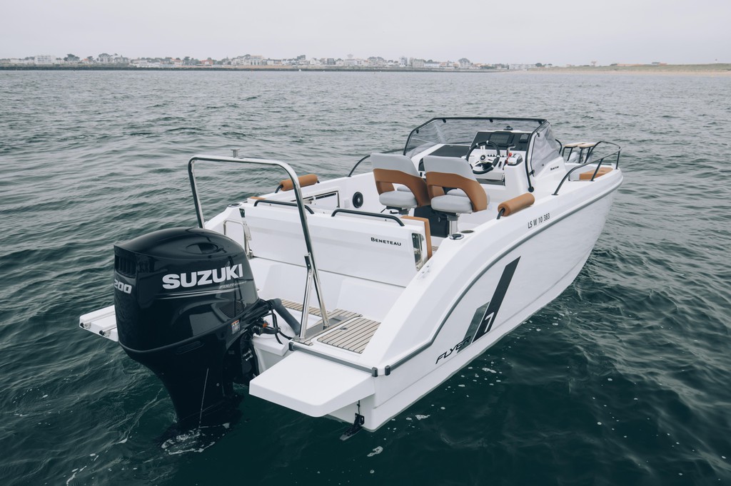 Barco de motor EN CHARTER, de la marca Beneteau modelo Flyer 7.7 SUNdeck y del año 2020, disponible en Club Nàutic L'Estartit Torroella de Montgrí Girona España