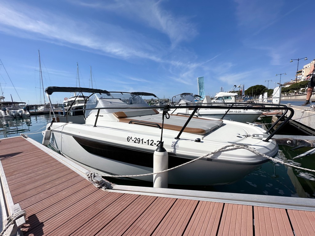 Power boat FOR CHARTER, year 2024 brand Beneteau and model Flyer 8 Sundeck, available in Club Náutico Cambrils Cambrils Tarragona España