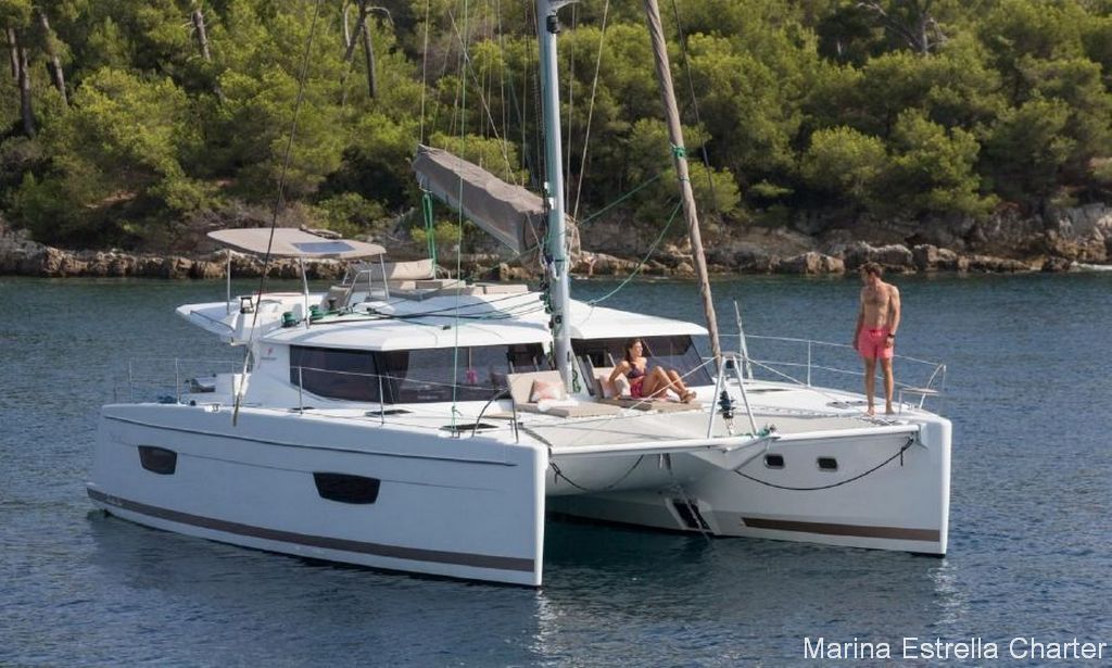 Catamarán EN CHARTER, de la marca Fountaine Pajot modelo Helia 44 y del año 2016, disponible en Puerto Deportivo Marina Internacional Torrevieja Alicante España