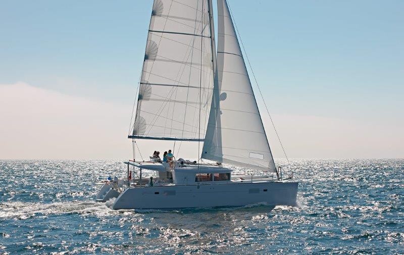 Catamarán EN CHARTER, de la marca Lagoon modelo 450 Flybridge y del año 2020, disponible en Club Náutico Porto Colom Porto colom Mallorca España