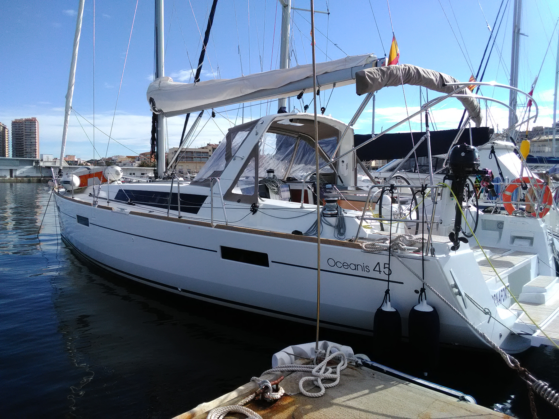 Barco de vela EN CHARTER, de la marca Beneteau modelo OCEANIS 45 y del año 2019, disponible en Port  Marina Palamós Palamós Girona España