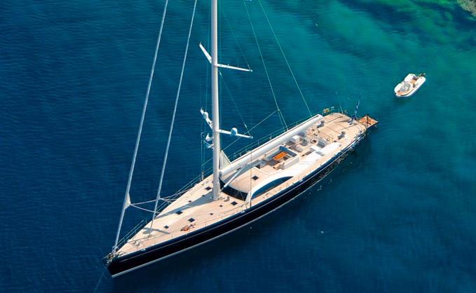 Barco de vela EN CHARTER, de la marca Nautors Swan modelo 131 y del año 2002, disponible en Alimos Marina  Attiki Grecia