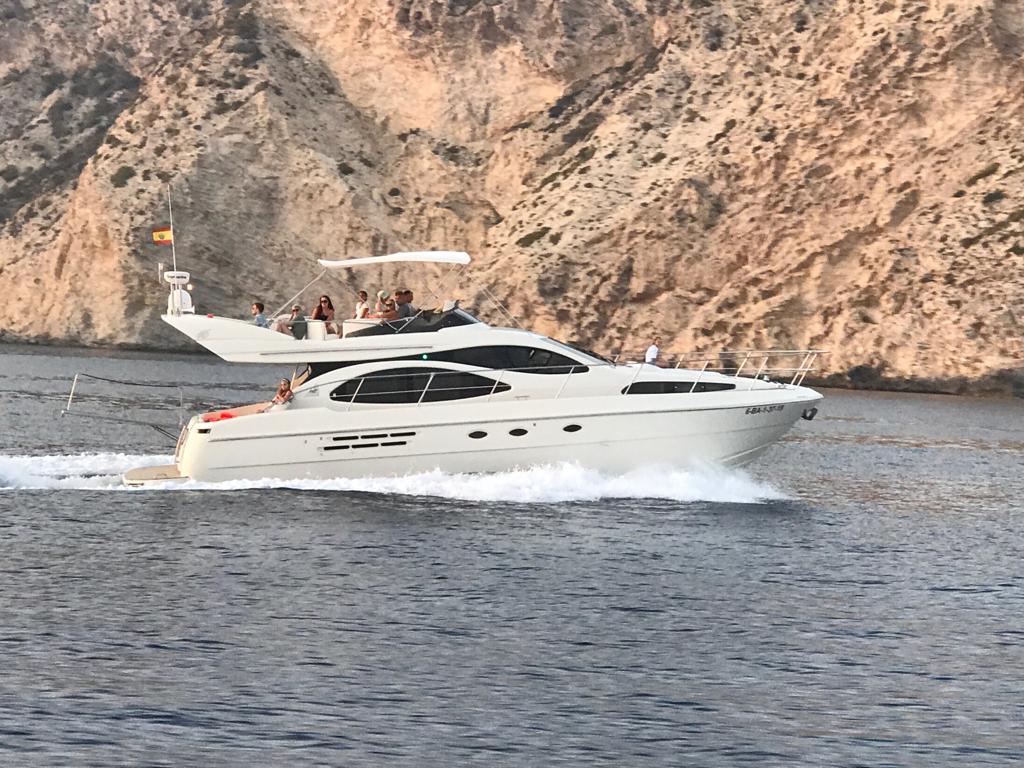 Power boat FOR CHARTER, year 2012 brand Azimut and model 46, available in Canals de Santa Margarida  (Roses) Roses Girona España