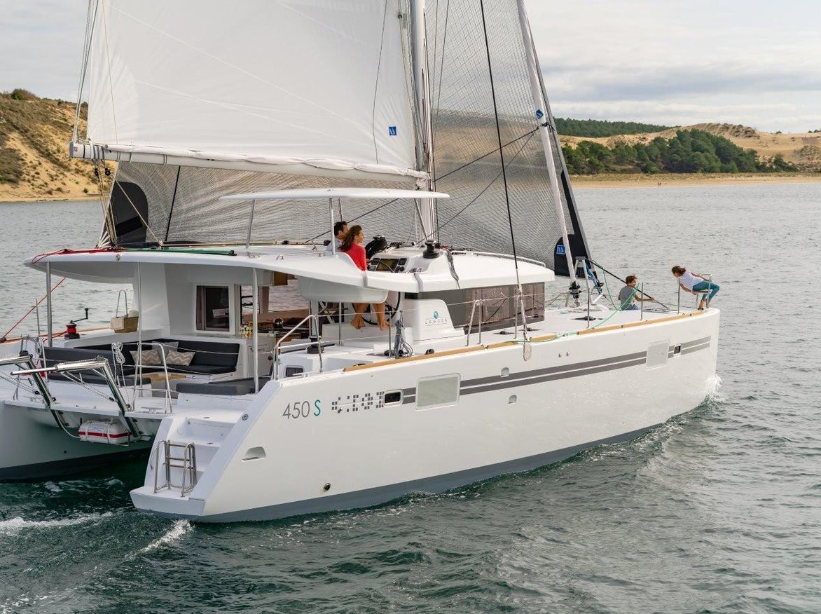 Catamaran FOR CHARTER, year 2020 brand Lagoon and model 450S, available in Club Náutico Porto Colom Porto colom Mallorca España