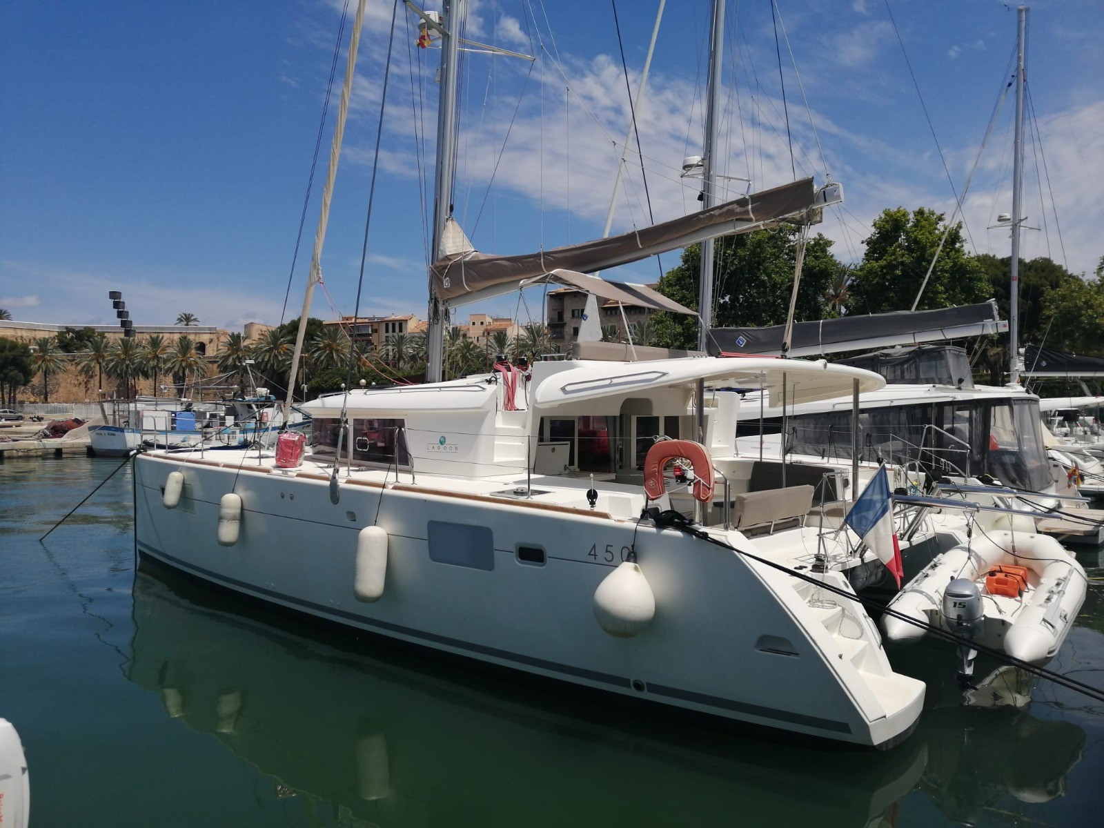 Catamarán EN CHARTER, de la marca Lagoon modelo 450 Flybridge y del año 2015, disponible en Muelle de la Lonja Palma Mallorca España