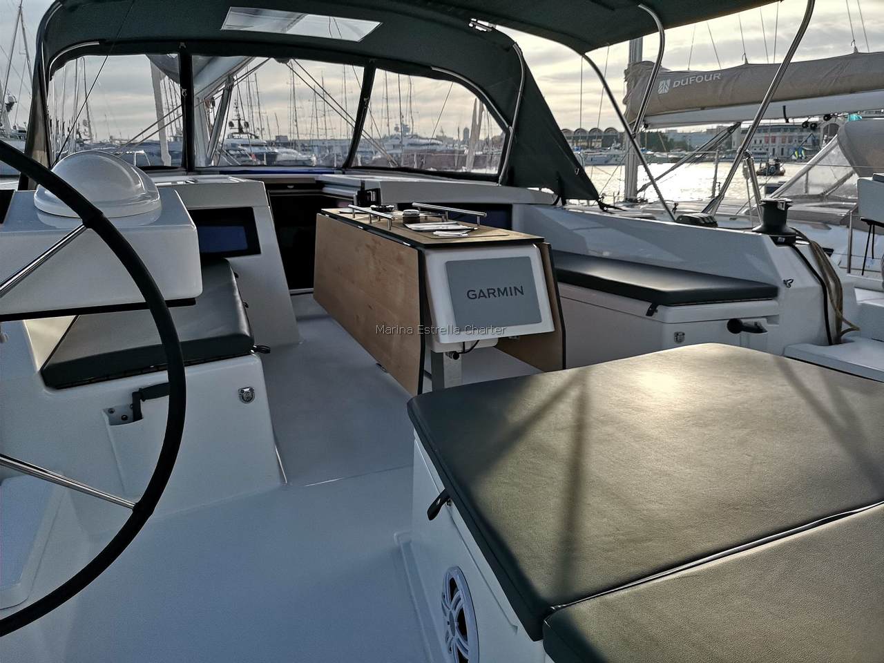 Barco de vela EN CHARTER, de la marca Dufour modelo 470 y del año 2021, disponible en Marina de Denia Denia Alicante España