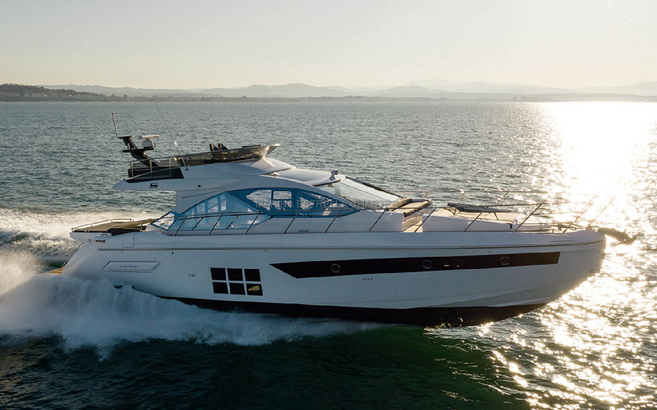 Barco de motor EN CHARTER, de la marca Azimut modelo S6 Sportfly y del año 2020, disponible en Puerto Portals Calvià Mallorca España