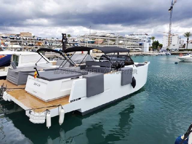 Barco de motor EN CHARTER, de la marca De Antonio Yachts modelo D33 Open y del año 2019, disponible en Puerto Deportivo Marina Internacional Torrevieja Alicante España