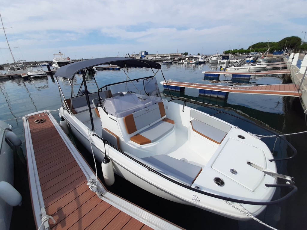 Barco de motor EN CHARTER, de la marca Beneteau modelo Flyer 7 Spacedeck y del año 2020, disponible en Club Nàutic L'Estartit Torroella de Montgrí Girona España