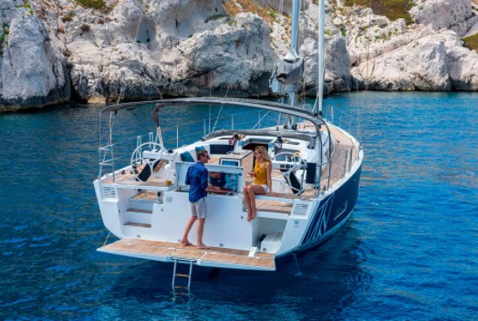 Barco de vela EN CHARTER, de la marca Dufour modelo 530 y del año 2022, disponible en Marina de Denia Denia Alicante España