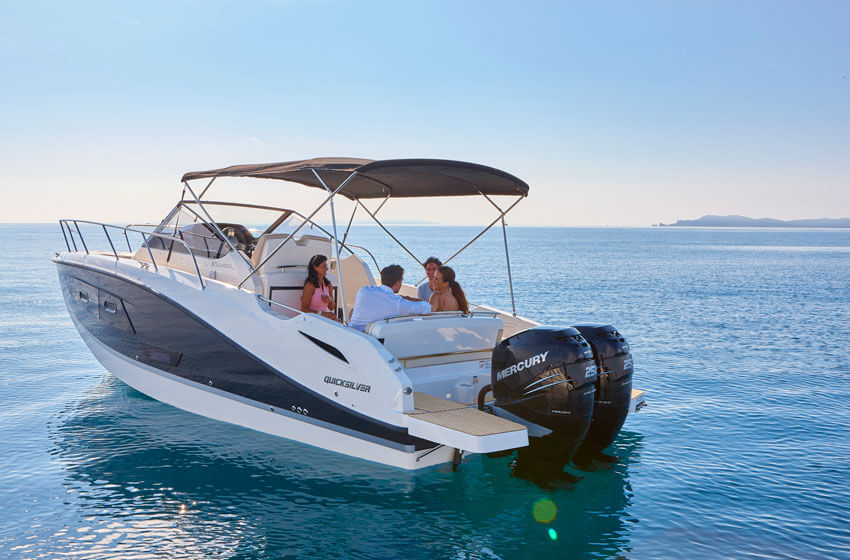 Barco de motor EN CHARTER, de la marca Quicksilver modelo Activ 875 Sundeck y del año 2022, disponible en Marina de Denia Denia Alicante España