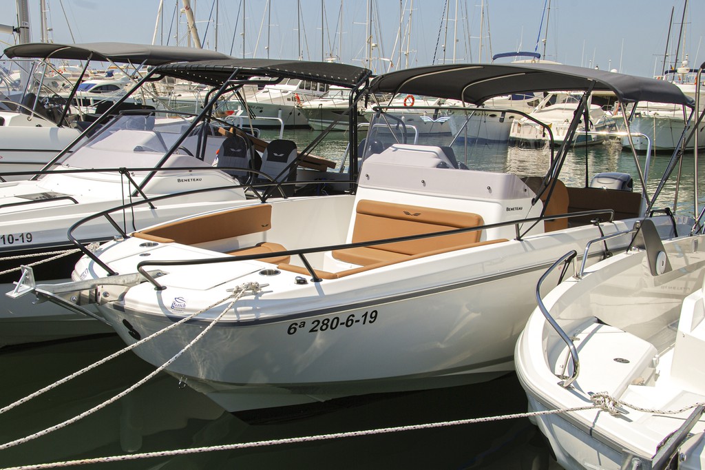 Power boat FOR CHARTER, year 2019 brand Beneteau and model FLYER 8 SPACEDECK, available in Club Náutico Cambrils Cambrils Tarragona España