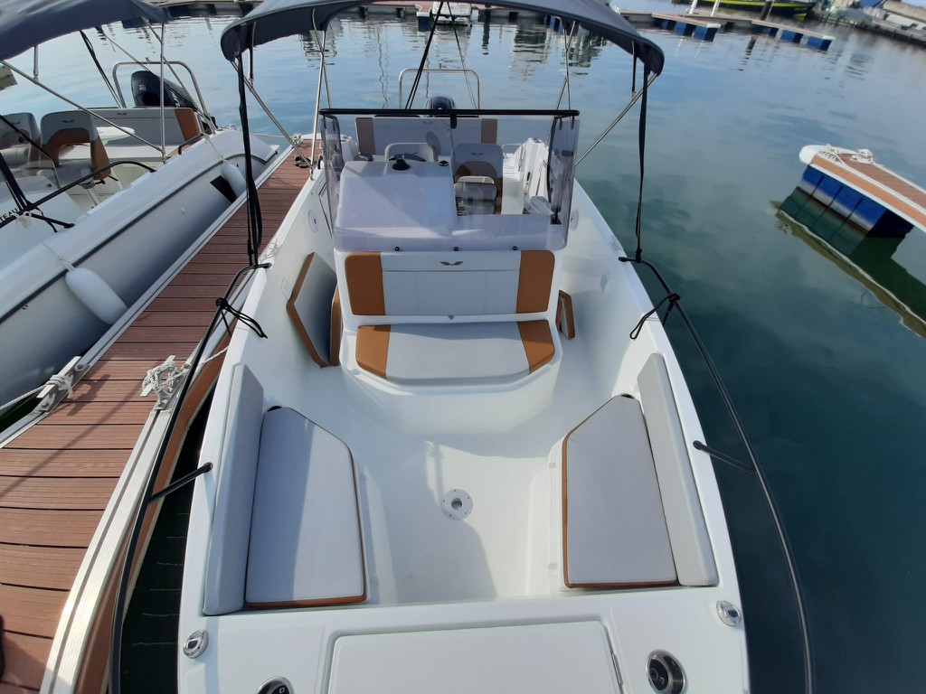 Barco de motor EN CHARTER, de la marca Beneteau modelo Flyer 7 Spacedeck y del año 2021, disponible en Club Náutico Cambrils Cambrils Tarragona España
