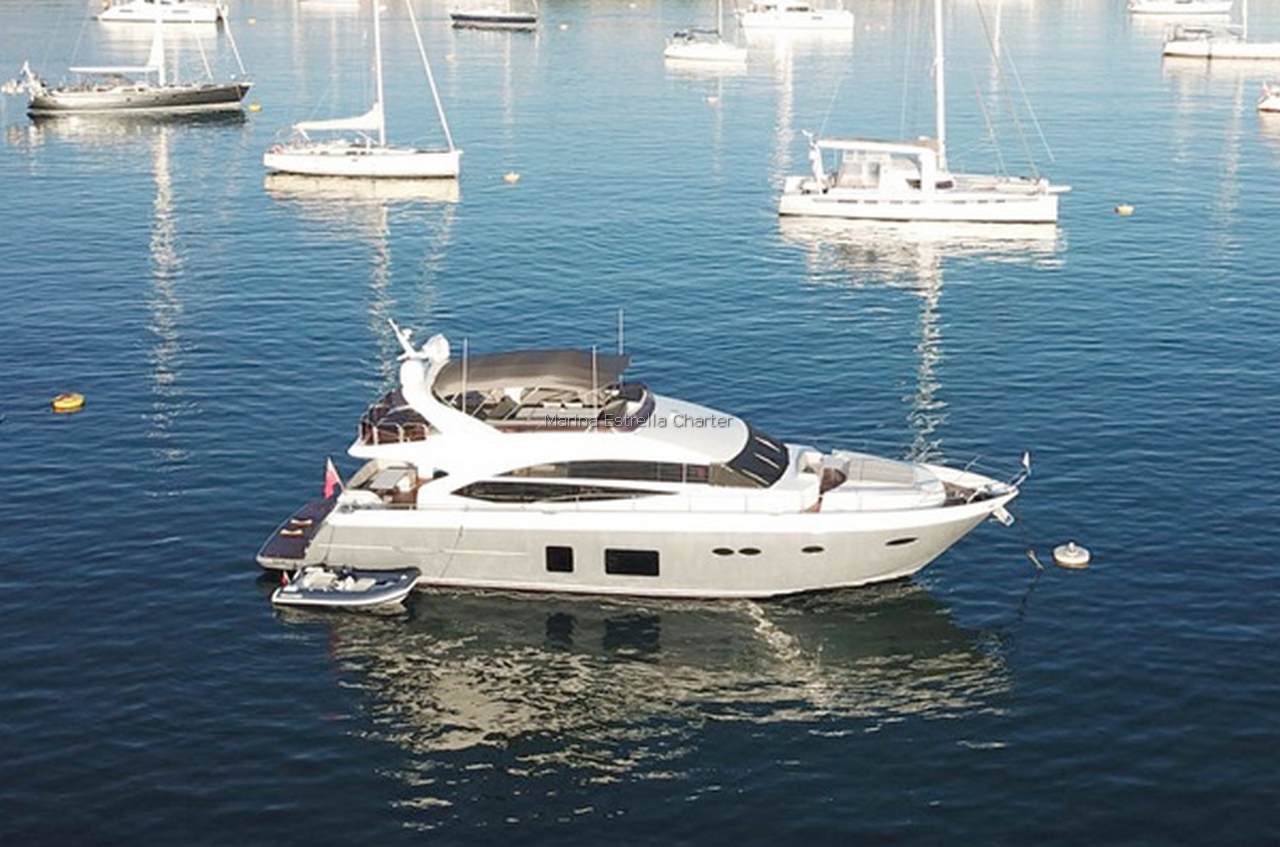 Barco de motor EN CHARTER, de la marca Princess modelo 72 y del año 2014, disponible en Marina Cala dOr Santanyí Mallorca España