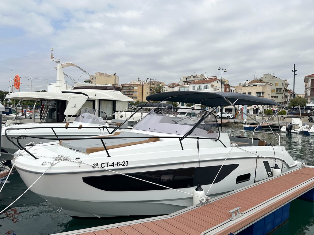 Power boat FOR CHARTER, year 2023 brand Beneteau and model Flyer 9 Sundeck, available in Port Olimpic Barcelona Barcelona España