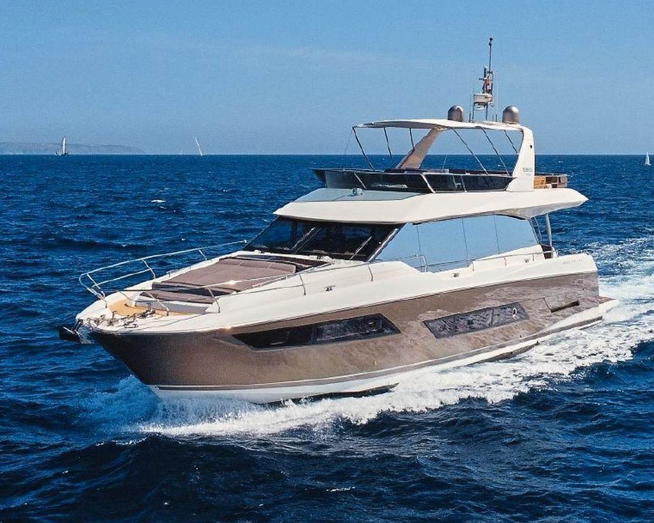 Barco de motor EN CHARTER, de la marca Prestige modelo 680 y del año 2016, disponible en Marina Port de Mallorca Palma Mallorca España