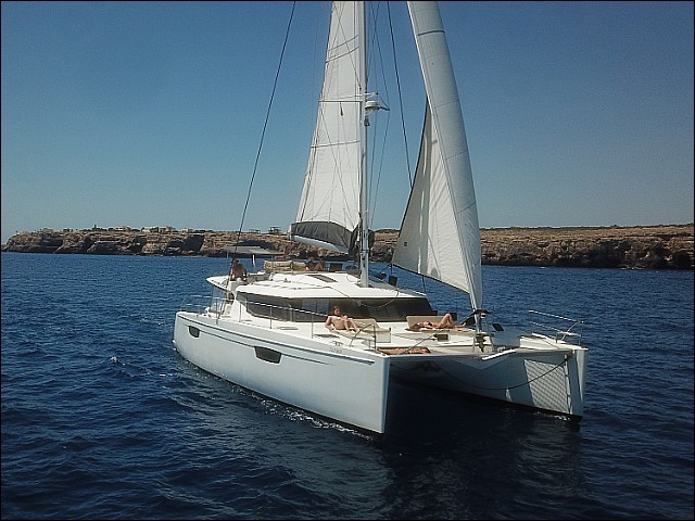 Catamarán EN CHARTER, de la marca Fountaine Pajot modelo Saba 50 y del año 2017, disponible en Club Nautic sa Rapita Sa rapita Mallorca España