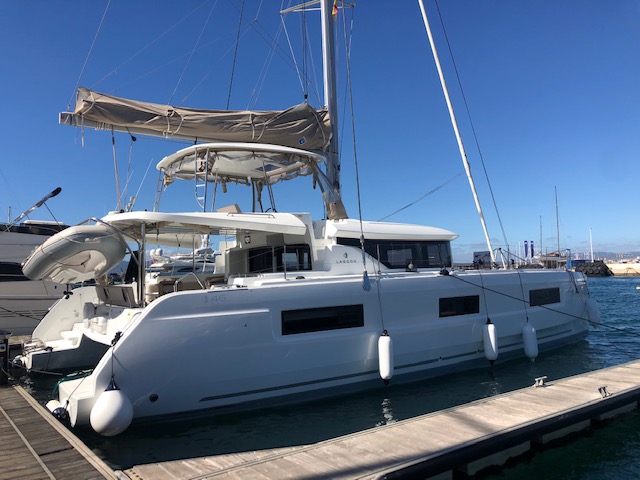 Catamarán EN CHARTER, de la marca Lagoon modelo 46 y del año 2021, disponible en Muelle de la Lonja Palma Mallorca España