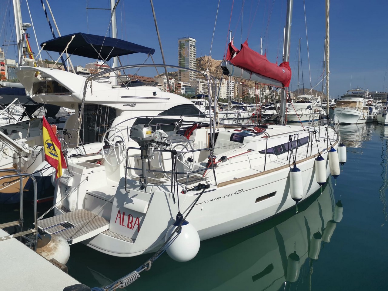 Barco de vela EN CHARTER, de la marca Jeanneau modelo Sun Odyssey 439 y del año 2013, disponible en Marina Deportiva de Alicante Alicante Alicante España