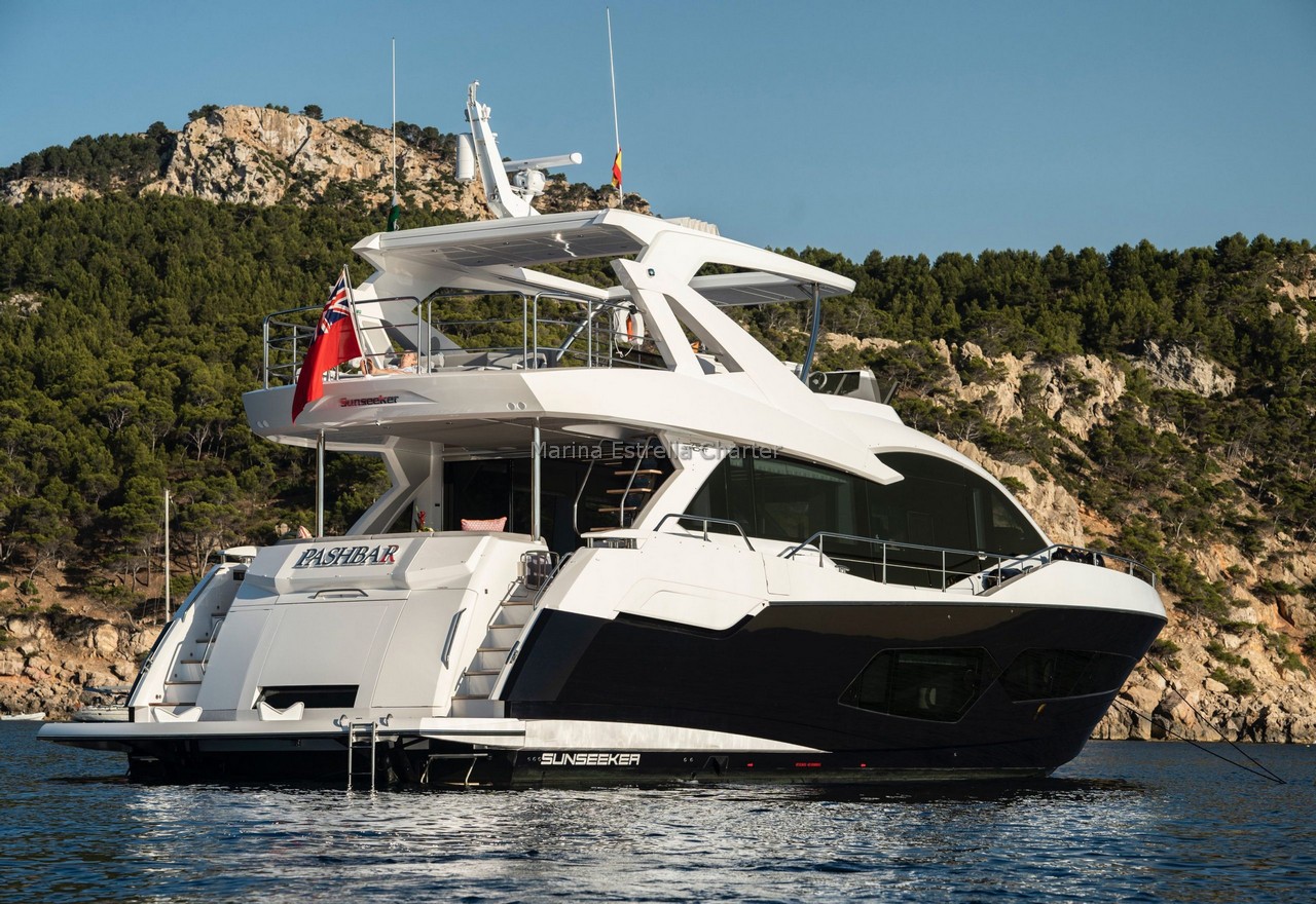 Power boat FOR CHARTER, year 2021 brand Sunseeker and model 76, available in Puerto Portals Calvià Mallorca España
