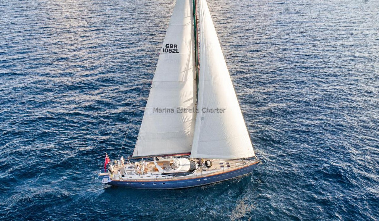 Barco de vela EN CHARTER, de la marca Oyster modelo 82 y del año 2004, disponible en Puerto Portals Calvià Mallorca España