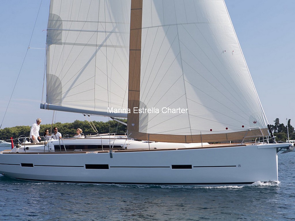 Barco de vela EN CHARTER, de la marca Dufour modelo 460 y del año 2020, disponible en Marina de Denia Denia Alicante España